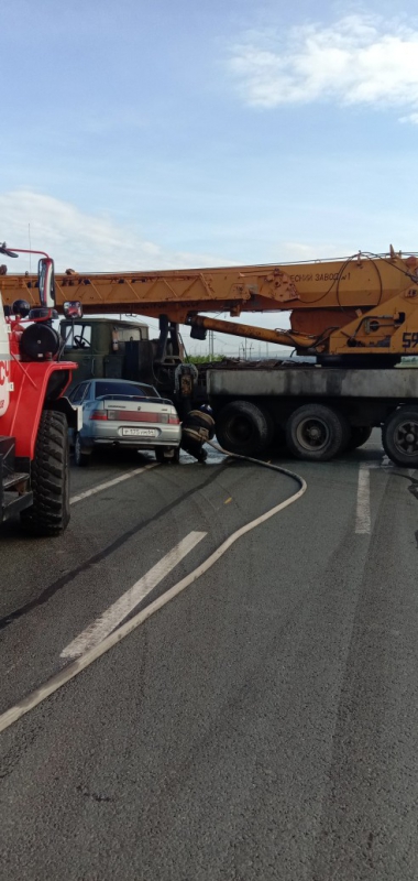 Под Саратовом подъемный кран протаранил «десятку»