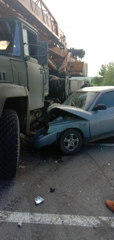 Под Саратовом подъемный кран протаранил «десятку»