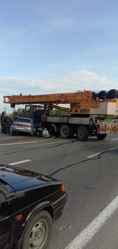 Под Саратовом подъемный кран протаранил «десятку»