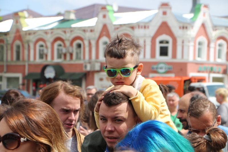 Сотни саратовцев пришли на бесплатный концерт Бориса Гребенщикова