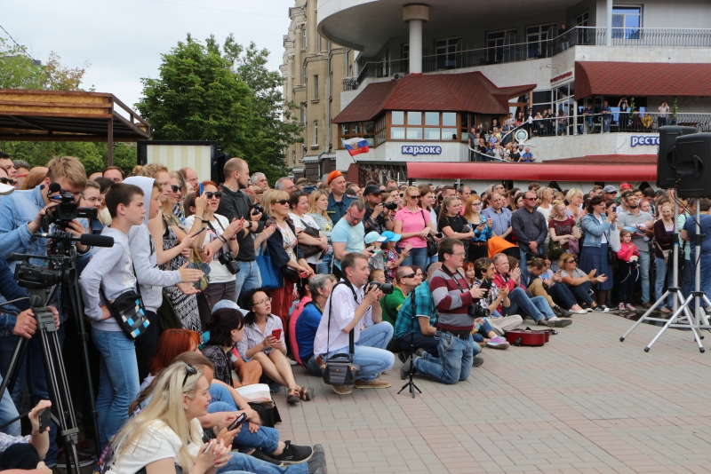 Сотни саратовцев пришли на бесплатный концерт Бориса Гребенщикова