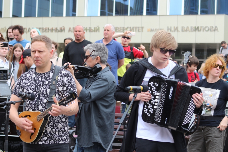 Сотни саратовцев пришли на бесплатный концерт Бориса Гребенщикова