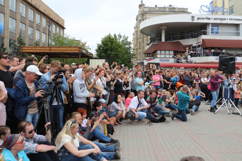 Сотни саратовцев пришли на бесплатный концерт Бориса Гребенщикова