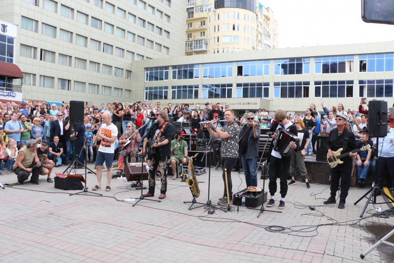 Сотни саратовцев пришли на бесплатный концерт Бориса Гребенщикова