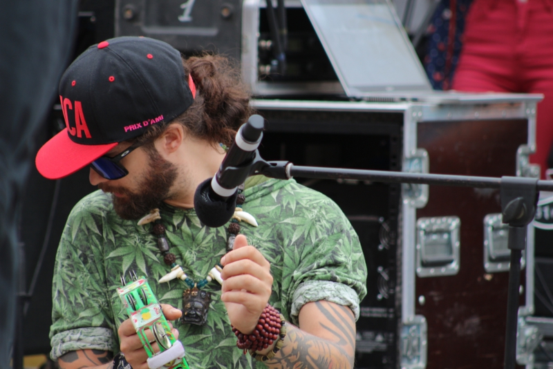 Сотни саратовцев пришли на бесплатный концерт Бориса Гребенщикова