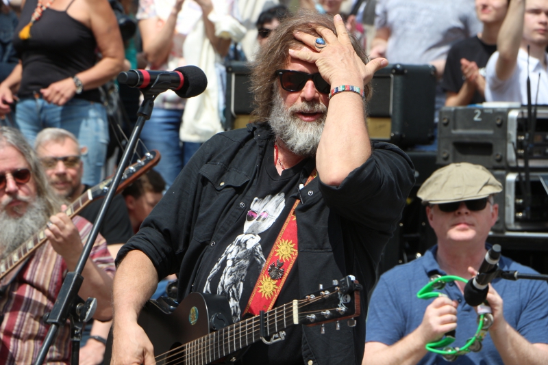 Сотни саратовцев пришли на бесплатный концерт Бориса Гребенщикова