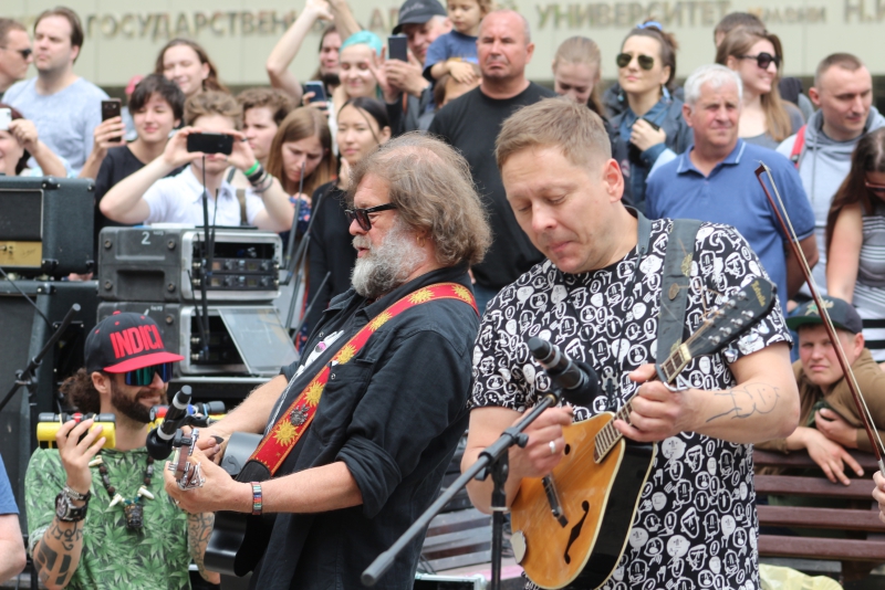 Сотни саратовцев пришли на бесплатный концерт Бориса Гребенщикова
