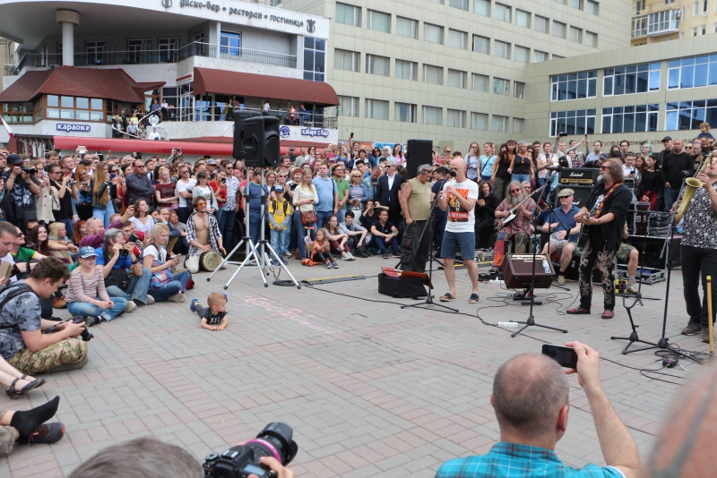 Сотни саратовцев пришли на бесплатный концерт Бориса Гребенщикова