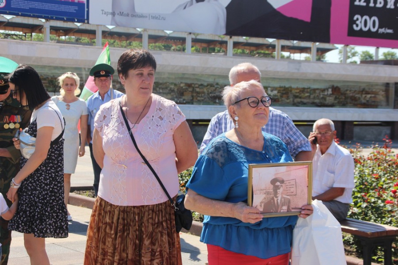 По Саратову прошли пограничники и кавалеристы в буденновках