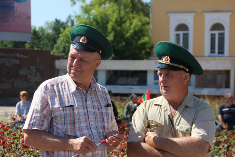 По Саратову прошли пограничники и кавалеристы в буденновках