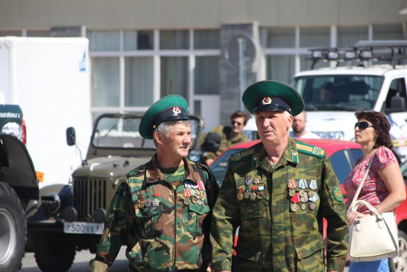 По Саратову прошли пограничники и кавалеристы в буденновках