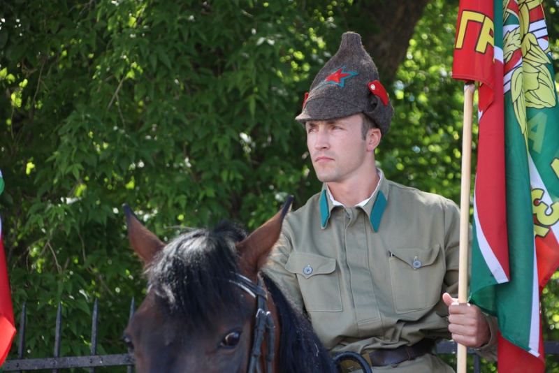 По Саратову прошли пограничники и кавалеристы в буденновках