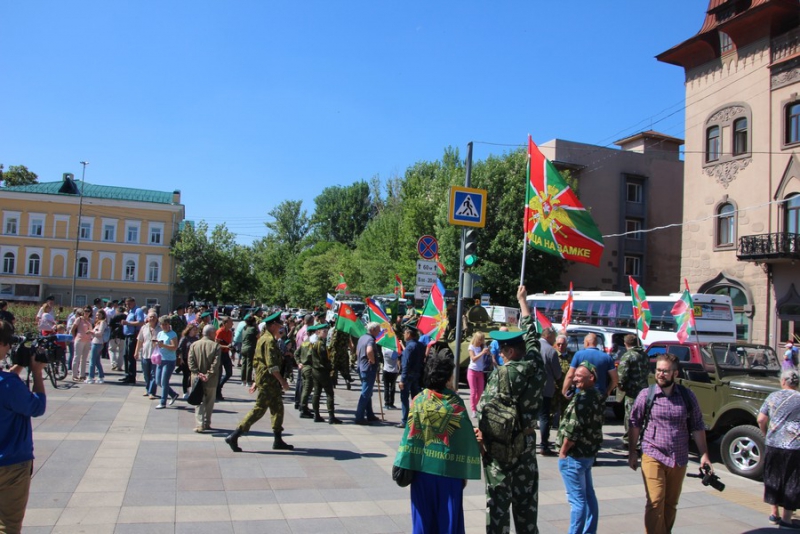 По Саратову прошли пограничники и кавалеристы в буденновках