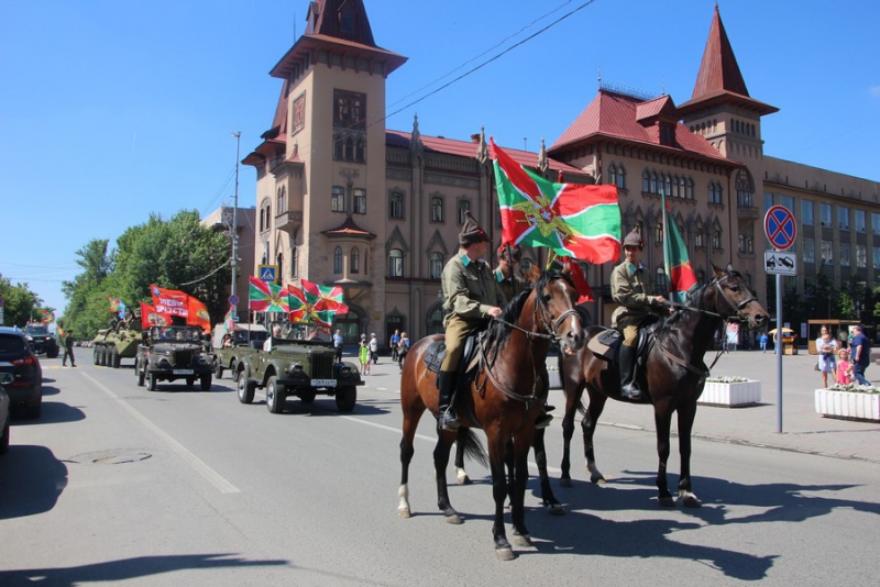 По Саратову прошли пограничники и кавалеристы в буденновках