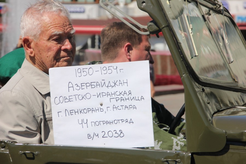 По Саратову прошли пограничники и кавалеристы в буденновках