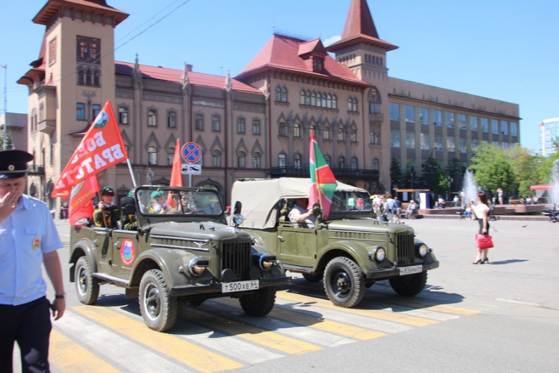 По Саратову прошли пограничники и кавалеристы в буденновках