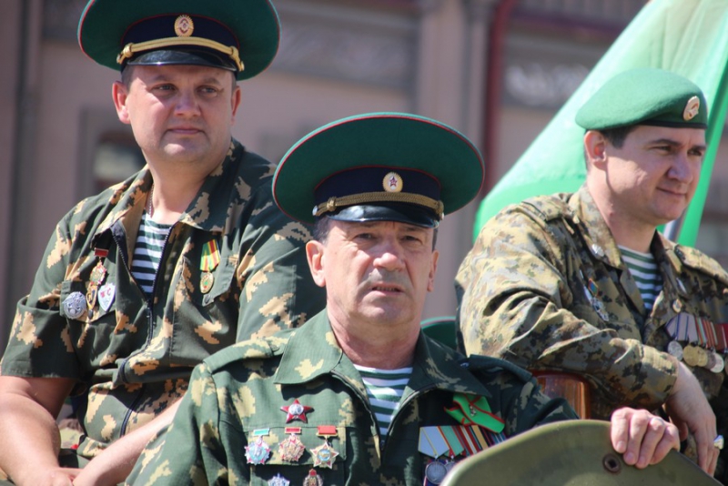 По Саратову прошли пограничники и кавалеристы в буденновках