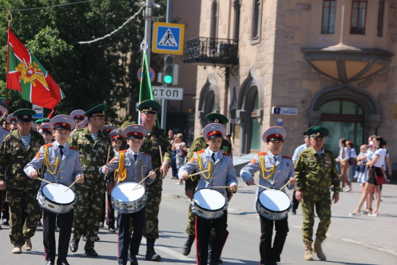 По Саратову прошли пограничники и кавалеристы в буденновках