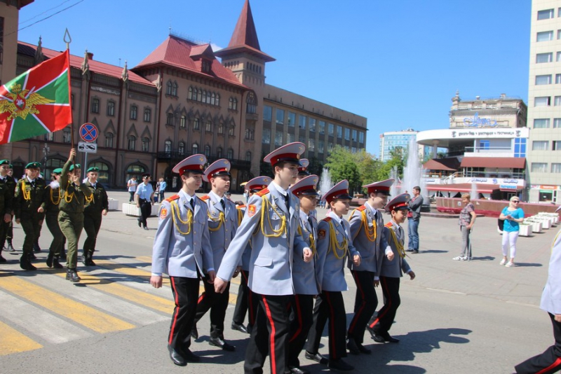 По Саратову прошли пограничники и кавалеристы в буденновках