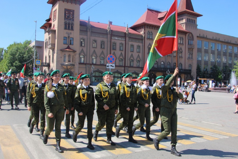 По Саратову прошли пограничники и кавалеристы в буденновках
