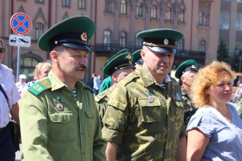 По Саратову прошли пограничники и кавалеристы в буденновках