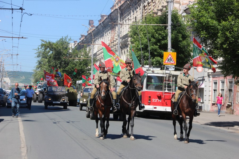 По Саратову прошли пограничники и кавалеристы в буденновках