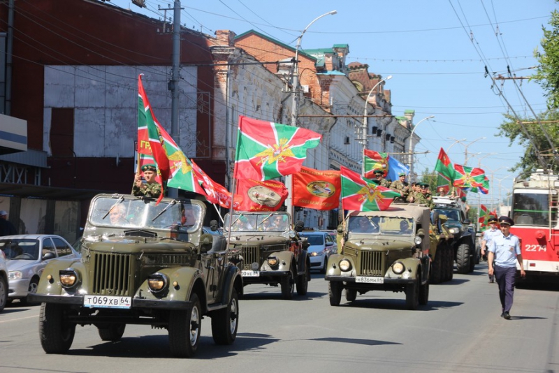 По Саратову прошли пограничники и кавалеристы в буденновках