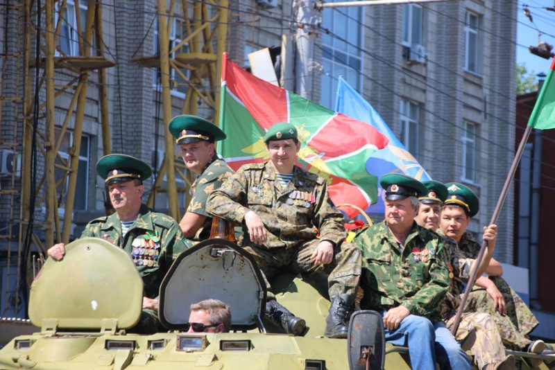 По Саратову прошли пограничники и кавалеристы в буденновках