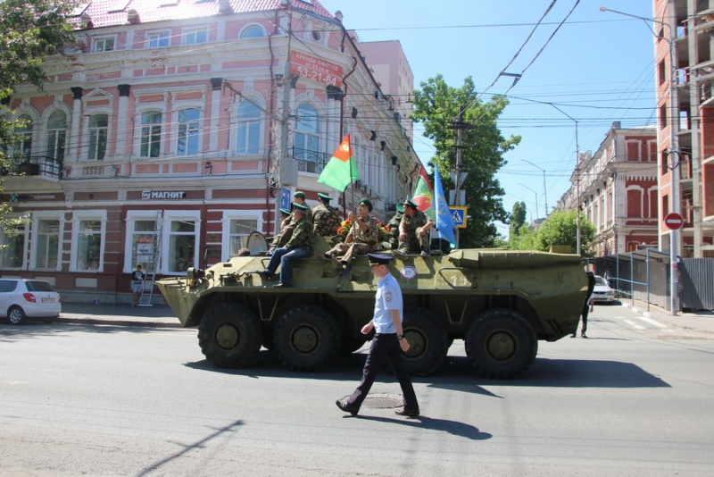 По Саратову прошли пограничники и кавалеристы в буденновках