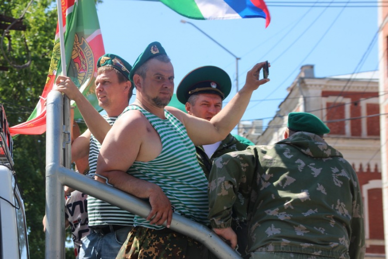 По Саратову прошли пограничники и кавалеристы в буденновках