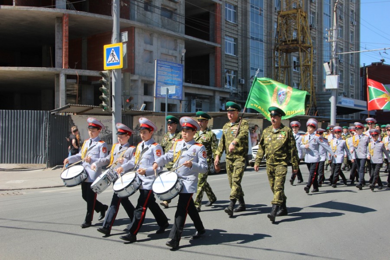 По Саратову прошли пограничники и кавалеристы в буденновках