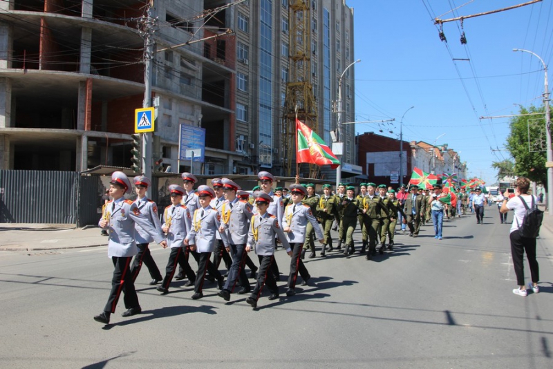 По Саратову прошли пограничники и кавалеристы в буденновках