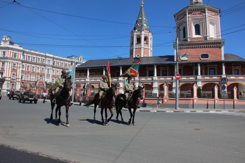 По Саратову прошли пограничники и кавалеристы в буденновках