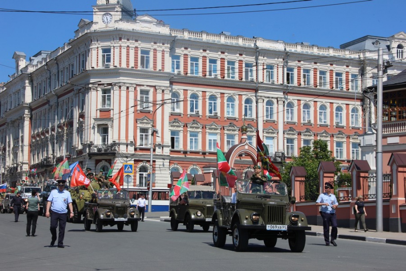 По Саратову прошли пограничники и кавалеристы в буденновках