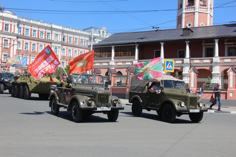 По Саратову прошли пограничники и кавалеристы в буденновках