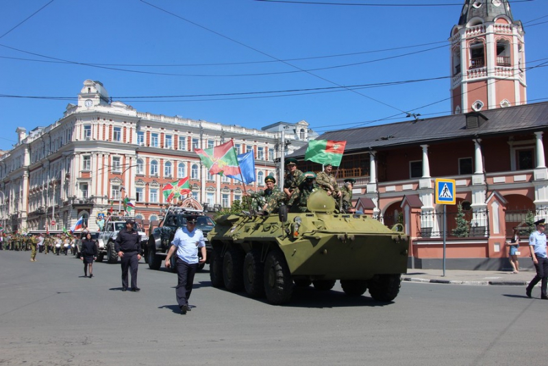 По Саратову прошли пограничники и кавалеристы в буденновках