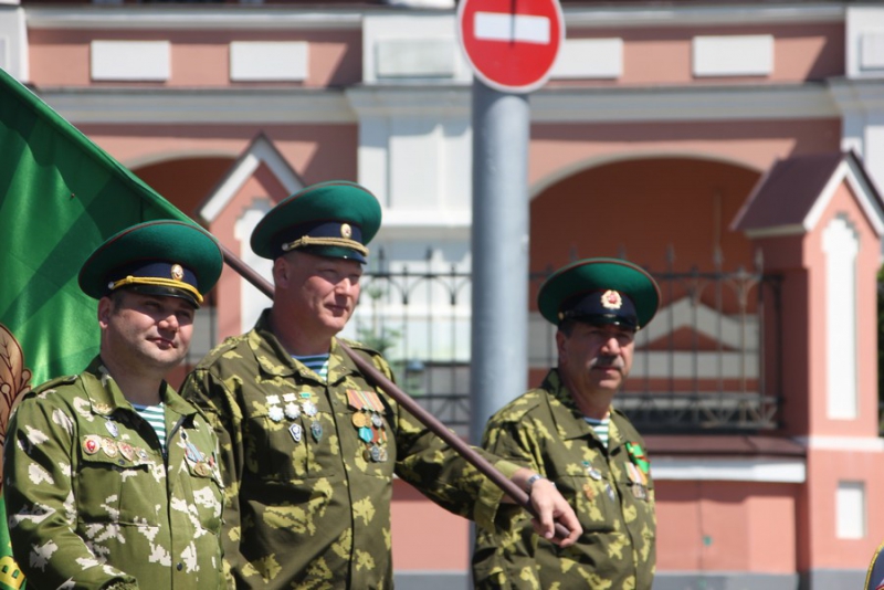 По Саратову прошли пограничники и кавалеристы в буденновках