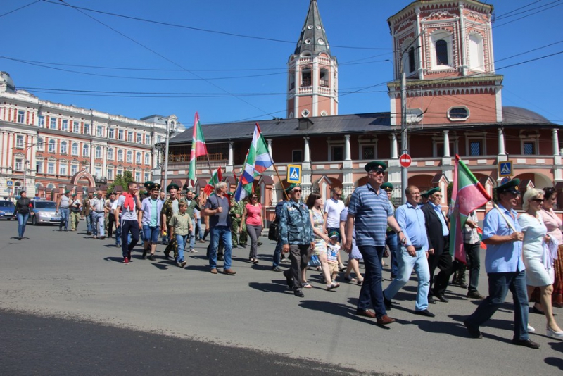 По Саратову прошли пограничники и кавалеристы в буденновках