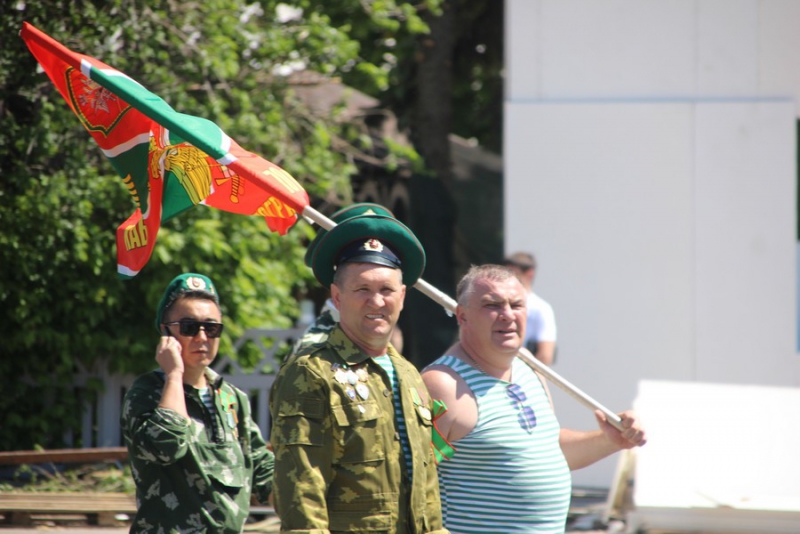 По Саратову прошли пограничники и кавалеристы в буденновках