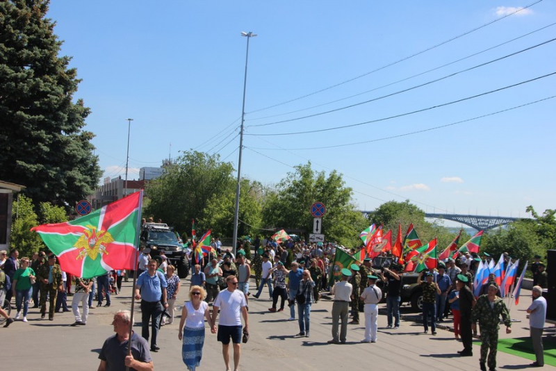 По Саратову прошли пограничники и кавалеристы в буденновках