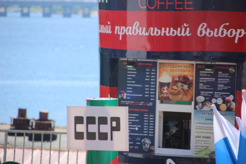 По Саратову прошли пограничники и кавалеристы в буденновках