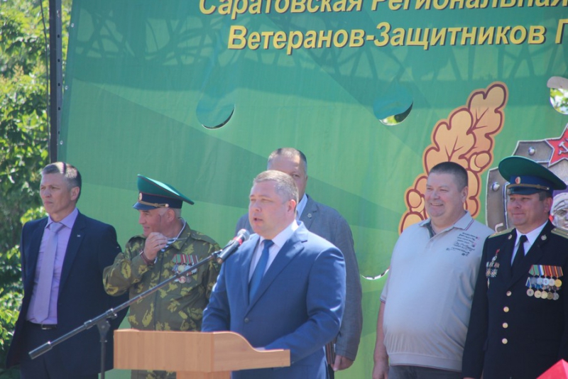 По Саратову прошли пограничники и кавалеристы в буденновках