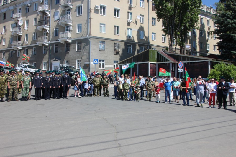 По Саратову прошли пограничники и кавалеристы в буденновках
