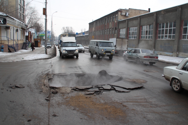 Улица Железнодорожная закрыта из-за аварии на теплотрассе