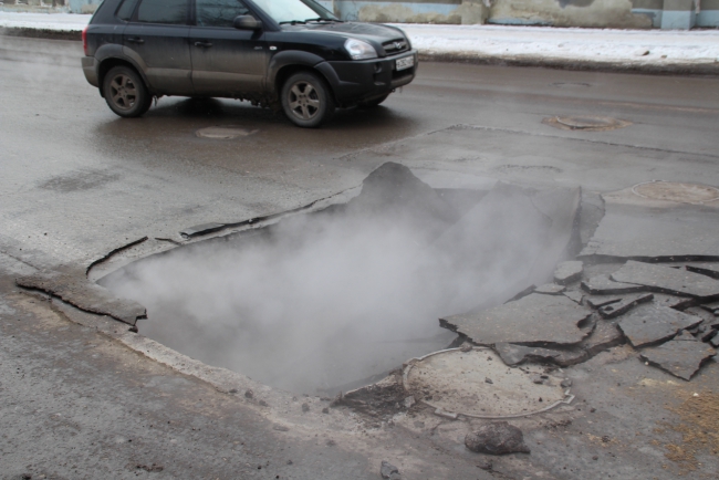 Улица Железнодорожная закрыта из-за аварии на теплотрассе