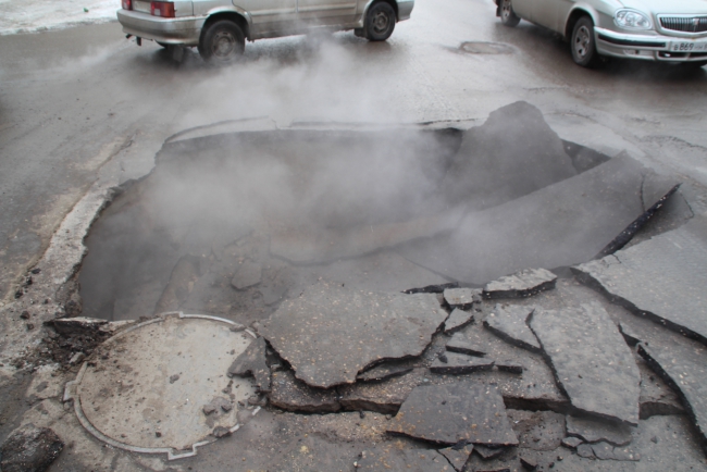 Улица Железнодорожная закрыта из-за аварии на теплотрассе