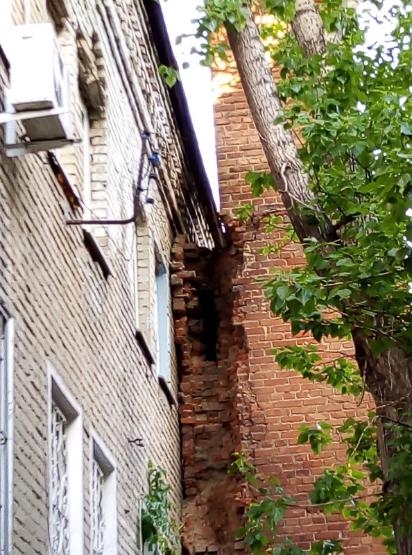 На Тверской горожане боятся погибнуть в рушащемся общежитии