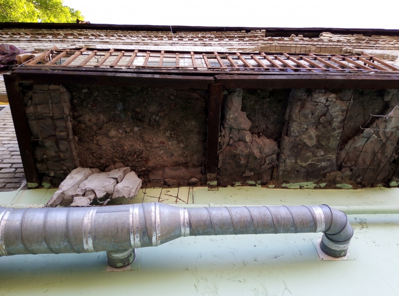 На Тверской горожане боятся погибнуть в рушащемся общежитии