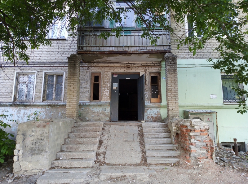 На Тверской горожане боятся погибнуть в рушащемся общежитии