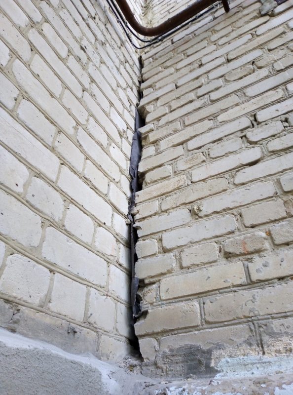 На Тверской горожане боятся погибнуть в рушащемся общежитии